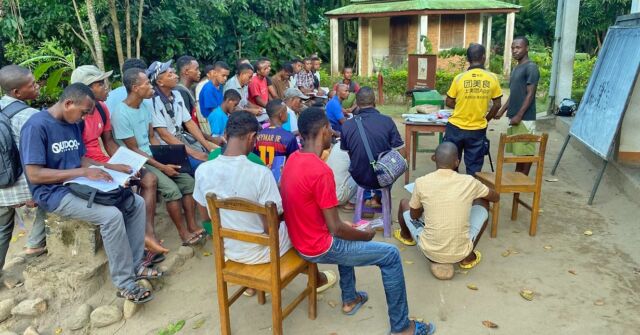Large turnout for the new English class at the Marojejy Park Entrance supported by LCF and taught by famous Marojejy Guide Mr. Mosesy. Many park guides, cooks and porters are eager to learn English and speak with foreign researchers and tourists.